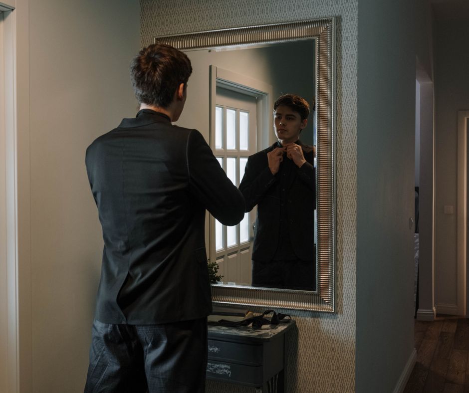 Férfi a tükör előtt